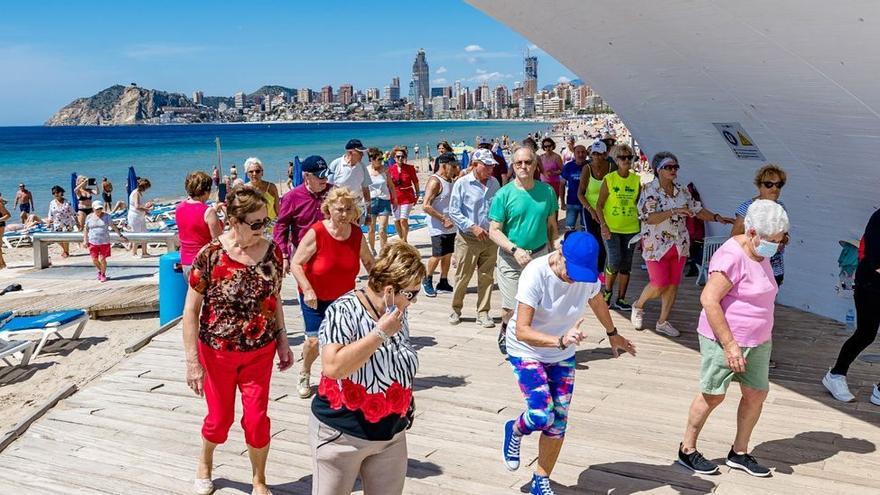 Turistas del Imserso bailando en Benidorm esta primavera.