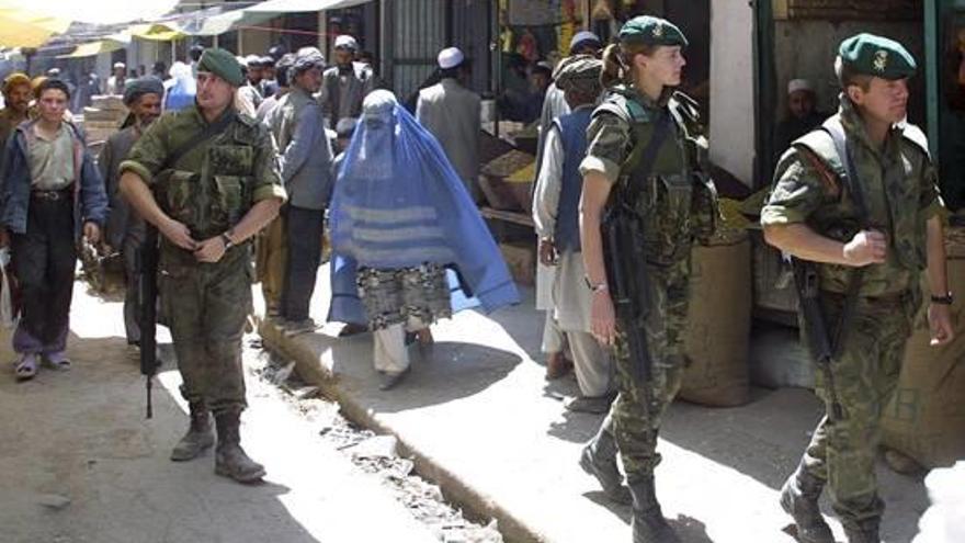 Membres d&#039;unitats de muntanya patrullant un mercat en una localitat afganesa.
