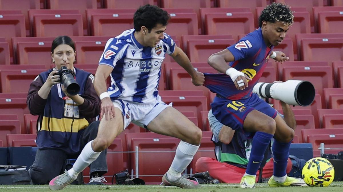 Manu Sánchez persigue a Lamine durante un partido en el Camp Nou.
