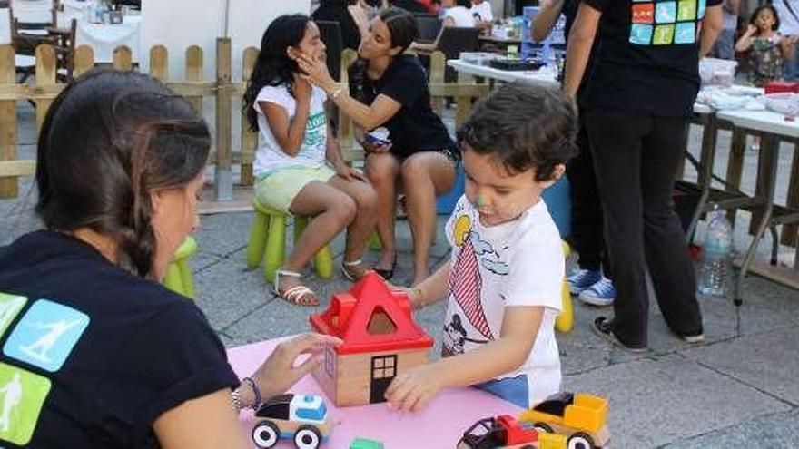 Participantes en la fiesta, que tuvo lugar en la plaza del Teucro.