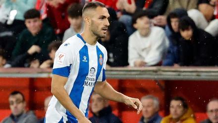 Víctor Ruiz, durante su redebut con el Espanyol en El Molinón