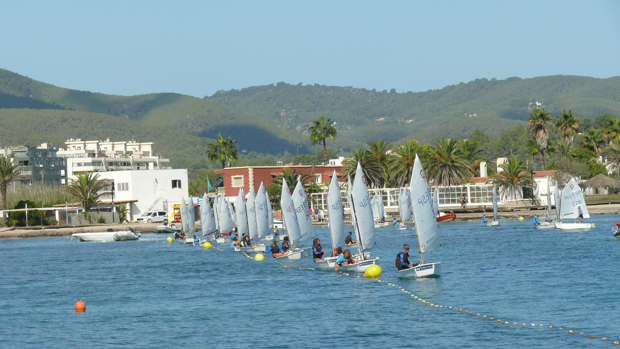 Una clase de vela del Club Náutico Ibiza