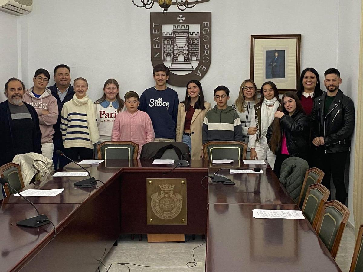 El alcalde y el concejal, con jóvenes que toman parte