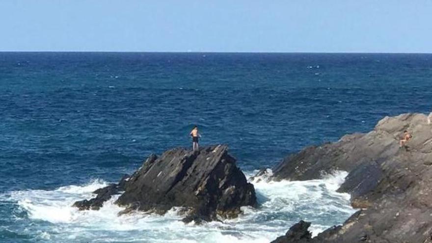 Emergencias rescata a un bañista aislado en las rocas de Cala Roja por el oleaje