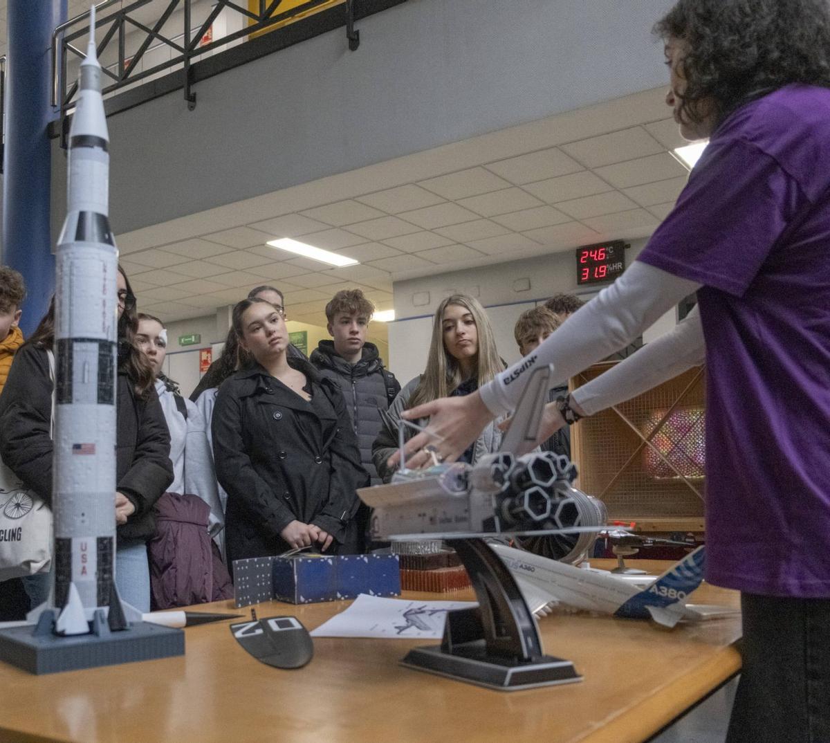 El taller explicativo del funcionamiento del vuelo de aviones y cohetes.
