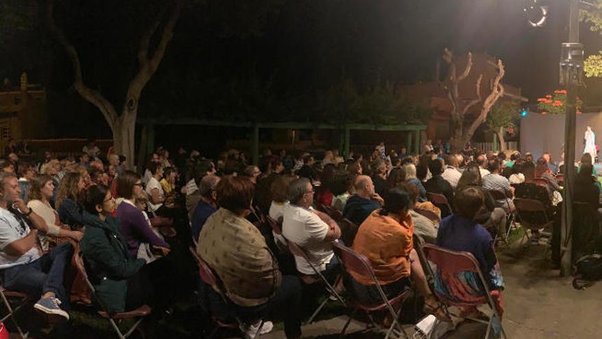 Una media de más de cuatrocientas personas cada jornada se distribuyen por el espacio al aire libre existente al lado de la iglesia de San Pedro.