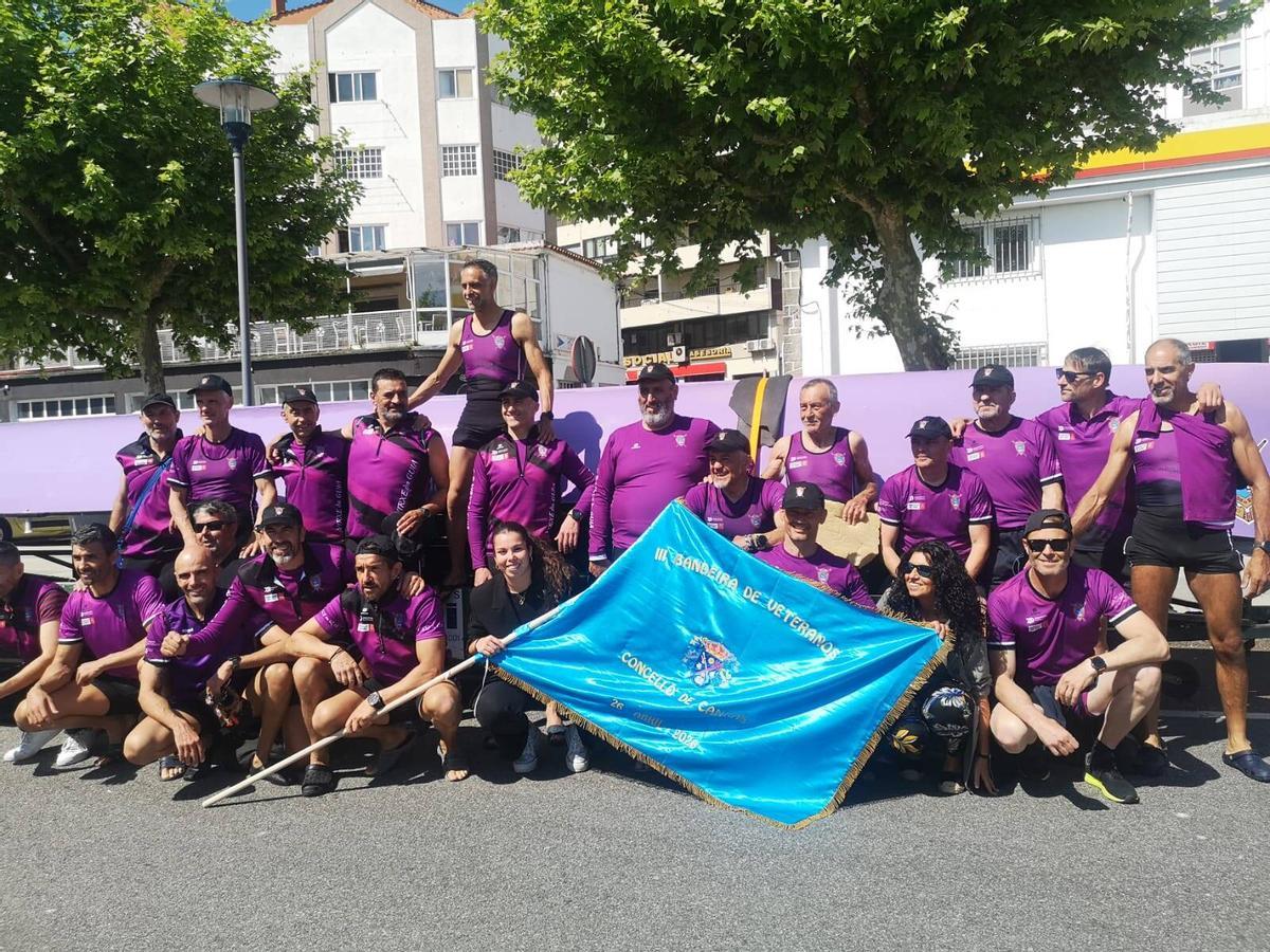 Los veteranos de Virxe da Guía ofrecieron la bandera que ganaron a la viuda y la hija de "Piris".