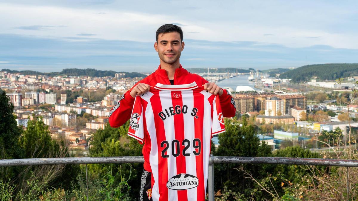 Diego Sánchez posa con la camiseta que anucia su renovación.