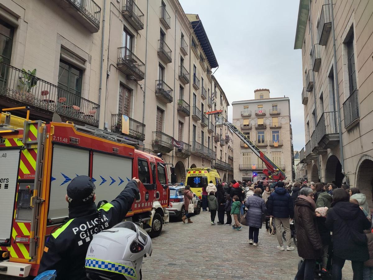 Les fotos de l'actuació dels Bombers per una emergència mèdica a la plaça del Vi Les fotos de l'actuació dels Bombers per una emergència mèdica a la plaça del Vi