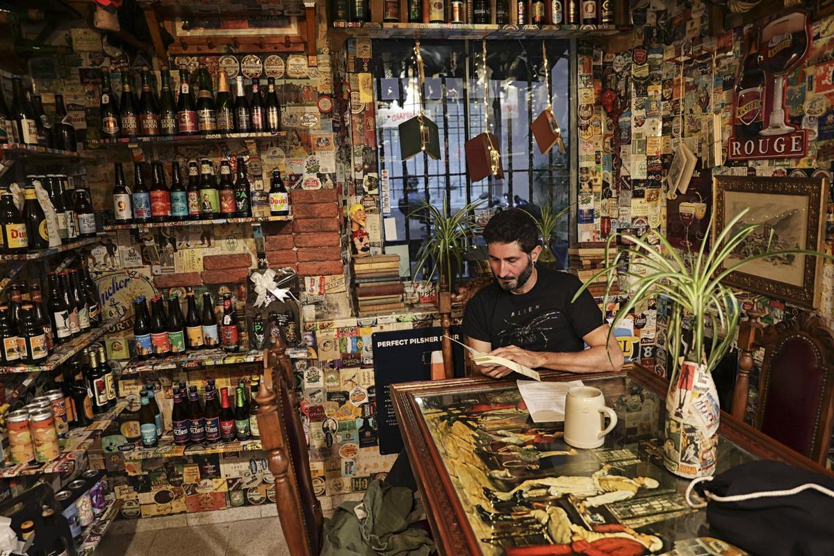 El pintoresco bar de Badalona que quiere batir un récord cervecero