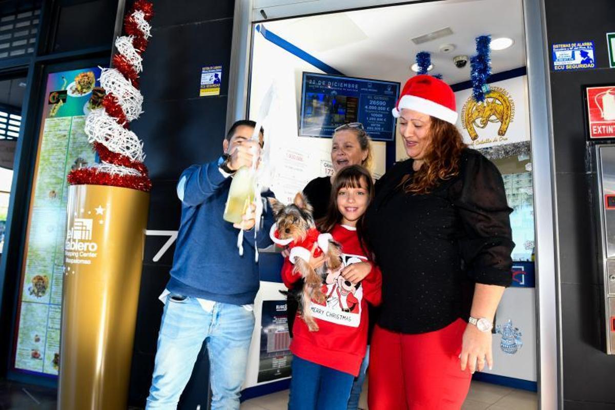 22-12-19  GRAN CANARIA. ZONA SUR. SAN BARTOLOME DE TIRAJANA. Seguimiento de la Loteria de Navidad en la Zona Sur, en la foto la Administracion de Loteria del Centro Comercial El Tablero que dio un 5º Premio. Fotos: Juan Castro.  | 22/12/2019 | Fotógrafo: Juan Carlos Castro