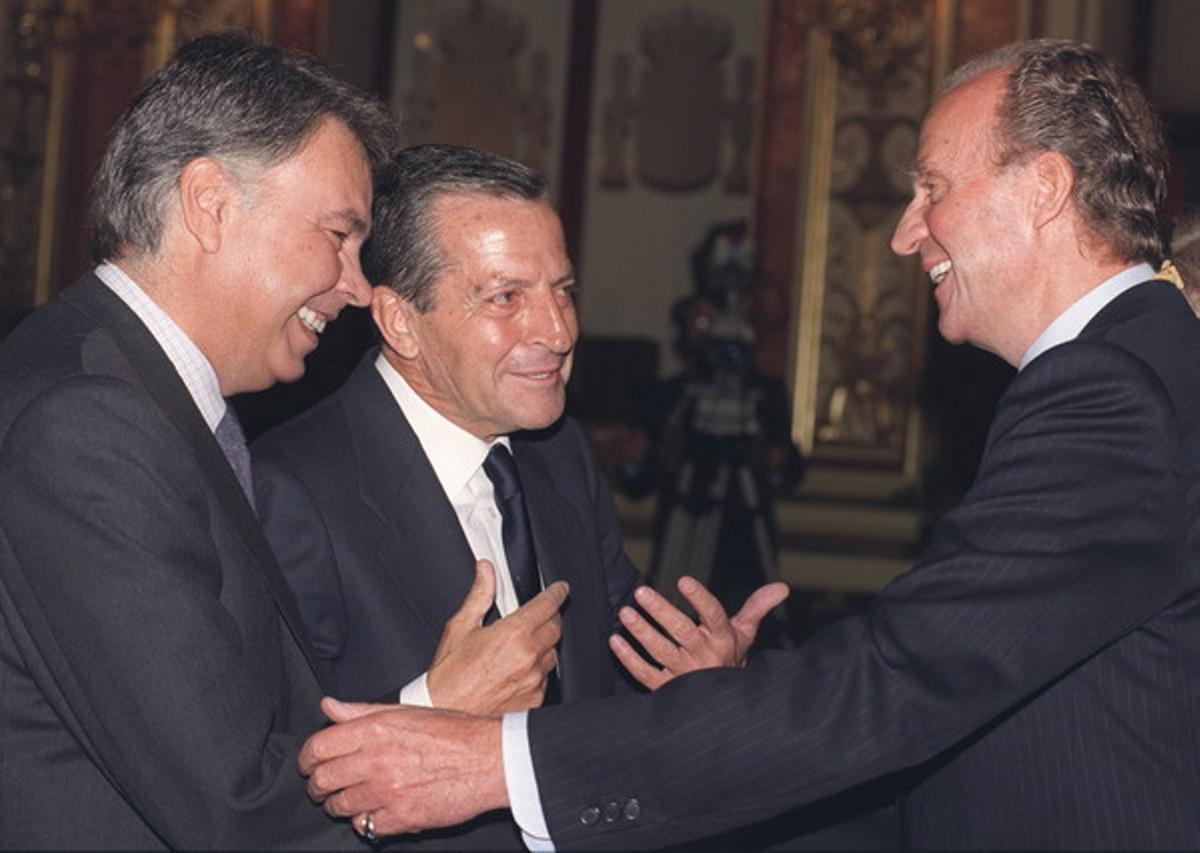 El rei Joan Carles conversa somrient amb els expresidents del Govern, Adolfo Suárez i Felipe González, durant la sessió d’obertura de la sisena legislatura al Congrés dels Diputats, el 1996.