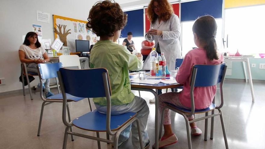 Niños, en la unidad de Pediatría en el HUCA.