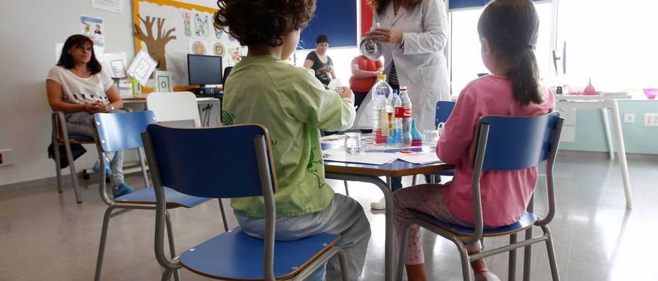 Niños, en la unidad de Pediatría en el HUCA.