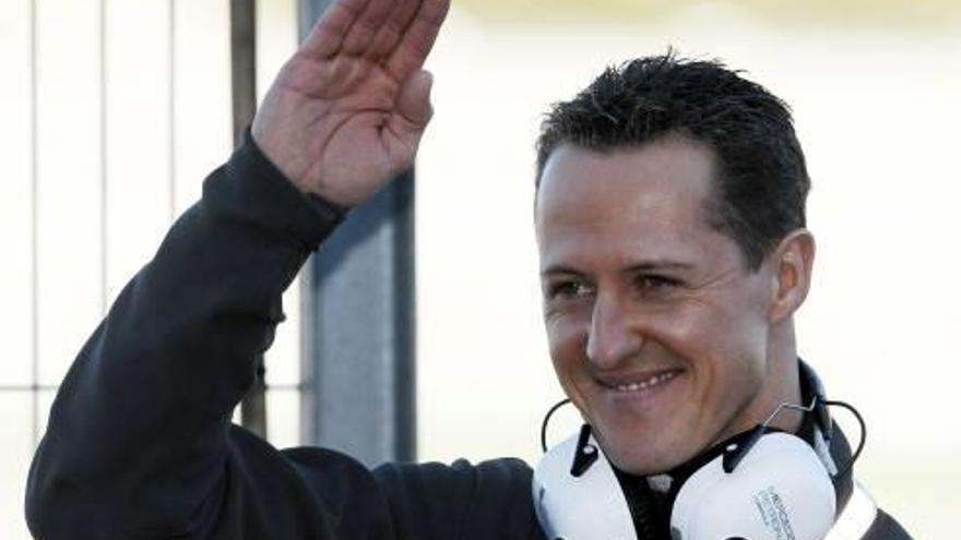 Michael Schumacher saluda en el circuito valenciano de Cheste en una imagen de 2010.