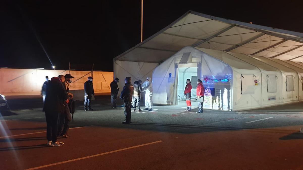 Imagen de los nueve migrantes atendidos en el Puerto de Alicante