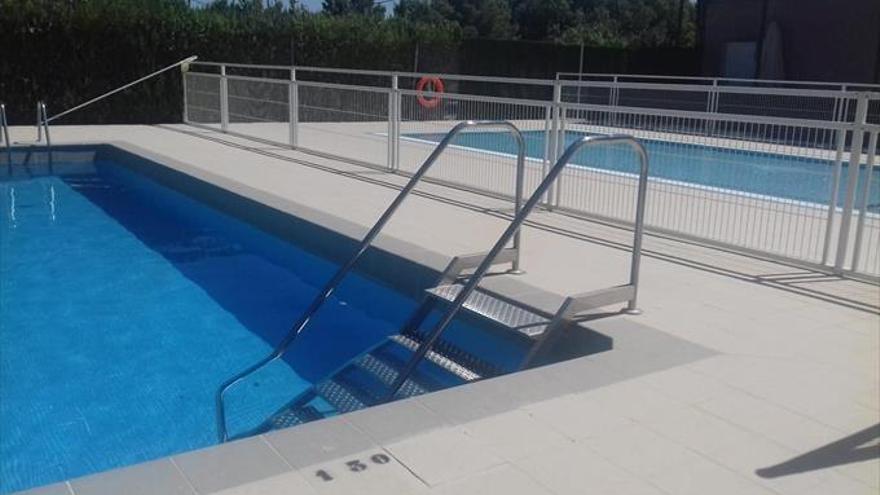 Nueva escalera en las piscinas