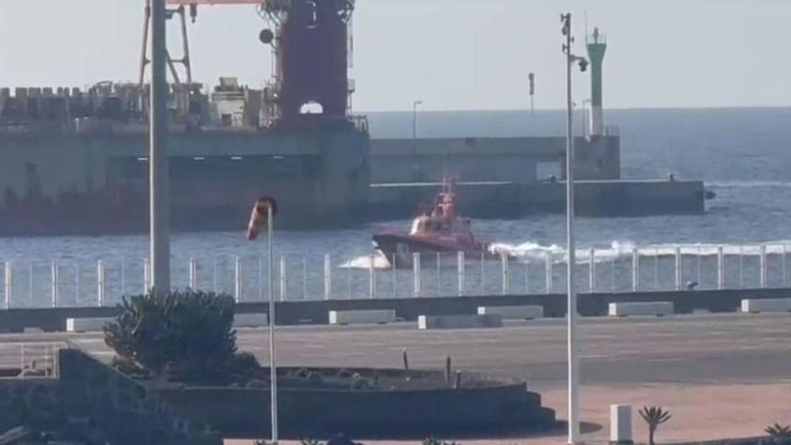 Salvamento Marítimo llega a Arrecife (Lanzarote) tras el rescate de 82 migrantes de una neumática con tres fallecidos