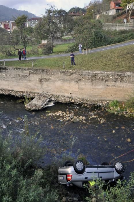 Caída de un coche desde el puente de La Chalana