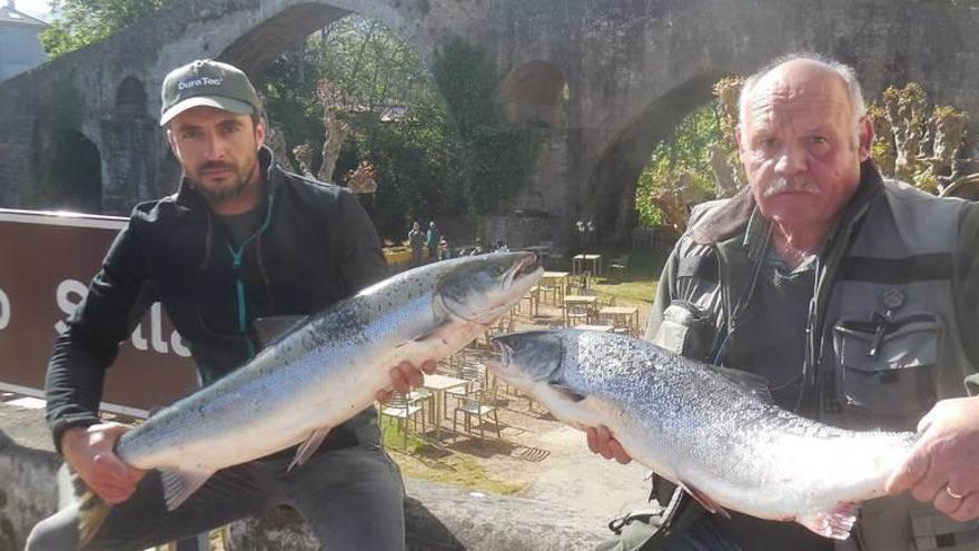 Juan Luis Vega y Francisco García, ayer, con sus salmones pescados en el río Sella.