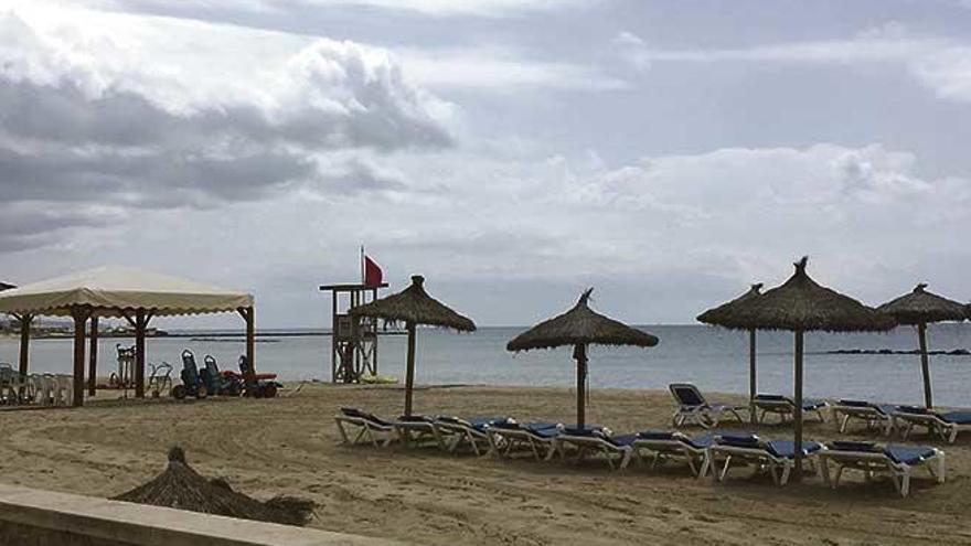Bandera roja en la playa de Can Pere Antoni.