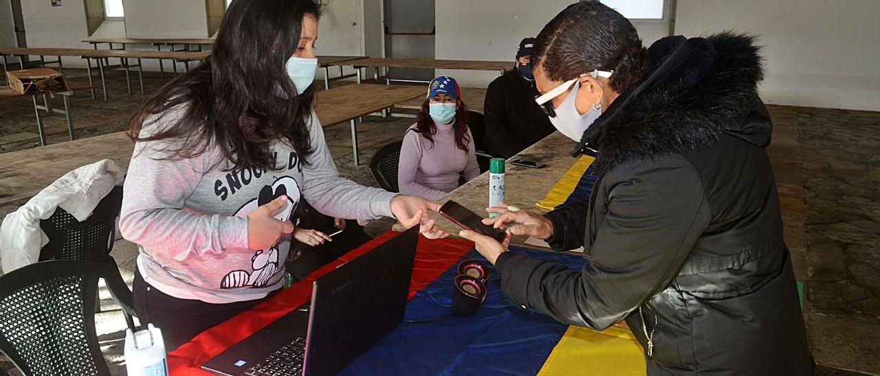 Los venezolanos de O Salnés instalaron un punto de información en A Peixería.   | // NOÉ PARGA