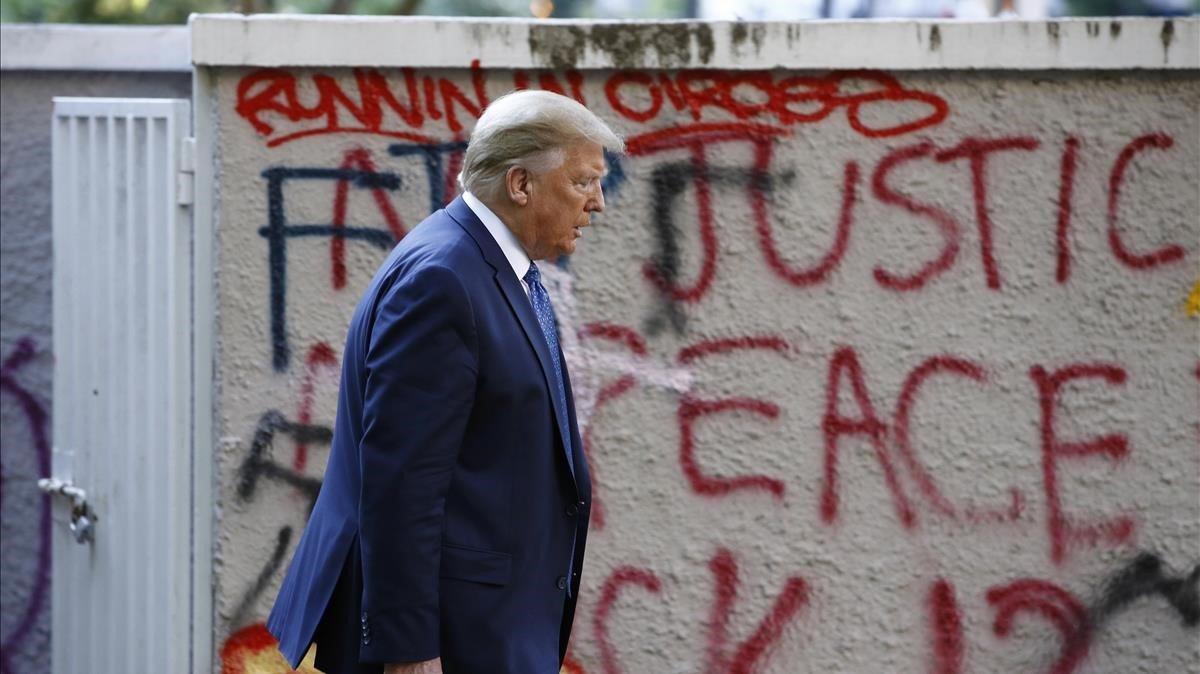 Trump el pasado lunes de camino a la iglesia de St John situada frente a la Casa Blanca.