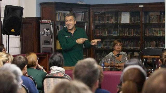 Asistentes a la charla de García, ayer, en Sama.