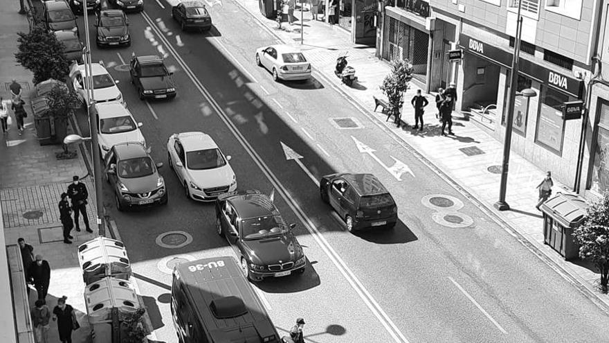 Un momento de la marcha en coches ayer por Vigo. // Fdv