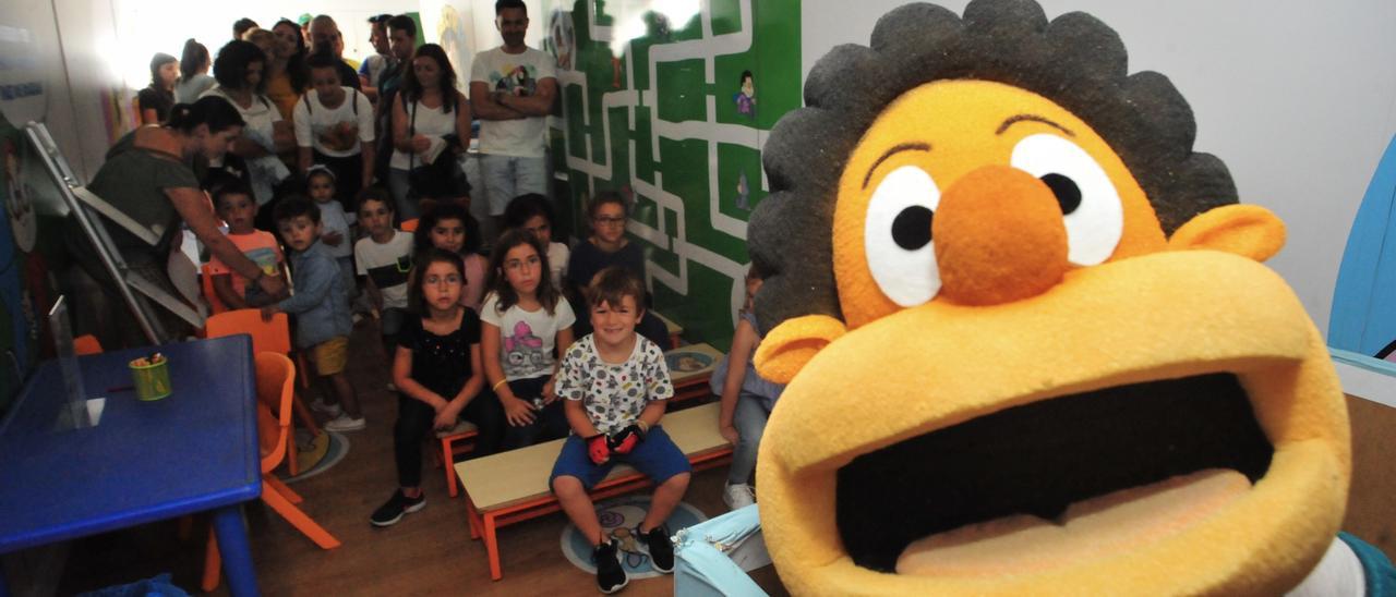 Un acto de Os Bolechas en un centro escolar arousano