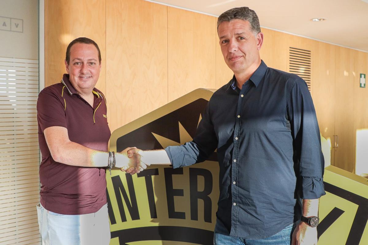 Salvador Martí estrecha la mano de Alejandro Sandroni tras firmarle como nuevo entrenador del Intercity.