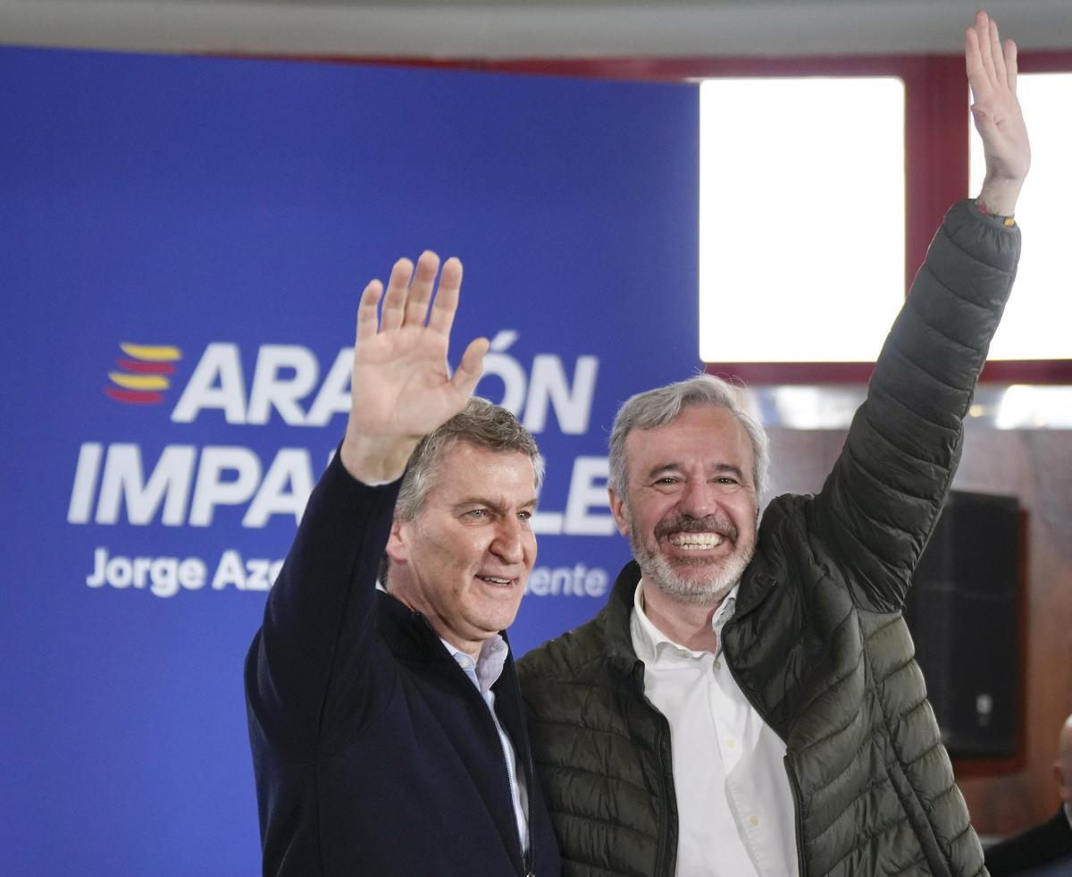 El president de l'Aragó i candidat a la reelecció, Jorge Azcón, amb el líder del PP, Alberto Núñez Feijóo, en un míting
