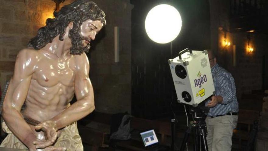 AgeO realizando el escáner de Jesús de la Columna, de Linares.