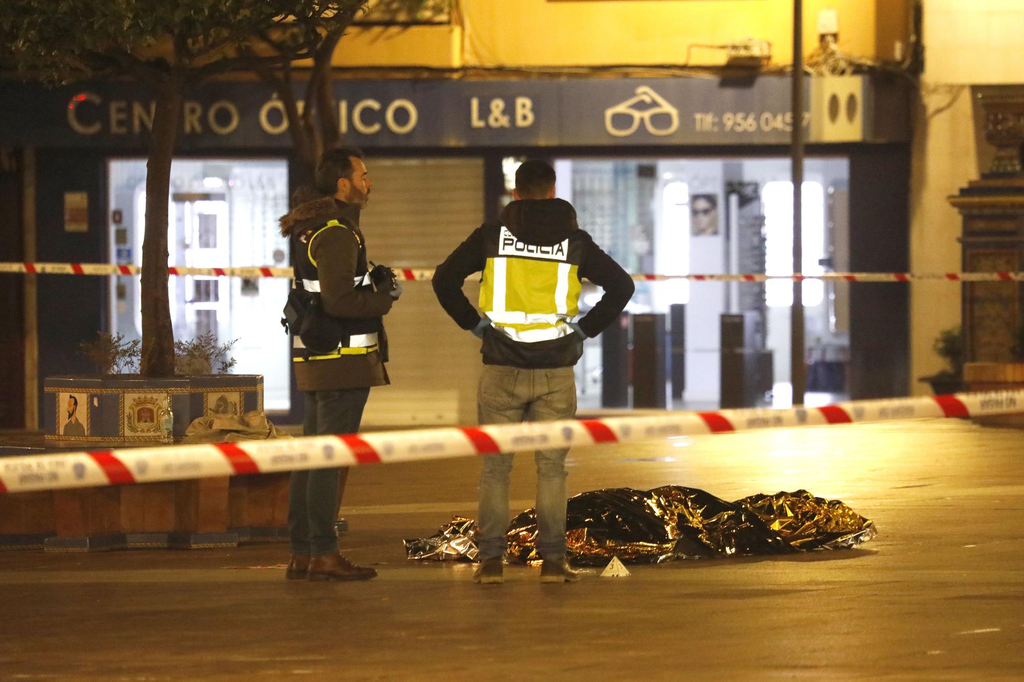 Una persona yace bajo una manta térmica en la Plaza Alta de Algeciras.