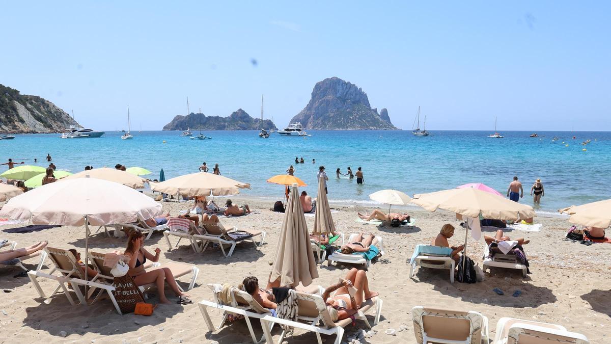 Crónica de un domingo en cala d'Hort con el aparcamiento cerrado.