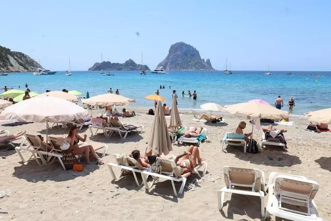 Crónica de un domingo en cala d'Hort con el aparcamiento cerrado.