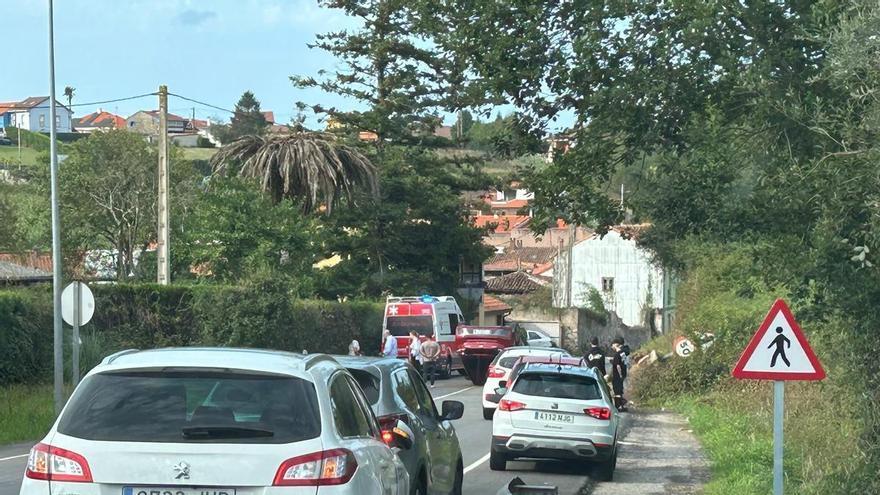 Cortado el acceso a Avilés desde la carretera de Grao por un vehículo volcado en la calzada