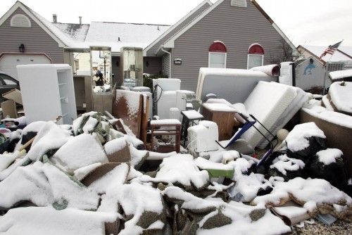 Una pila de pertenencias en la nieve en las afueras de una casa en el oeste de la comunidad Beach Haven Manahawkin, Nueva Jersey 08 de noviembre 2012 tras el huracán Sandy.