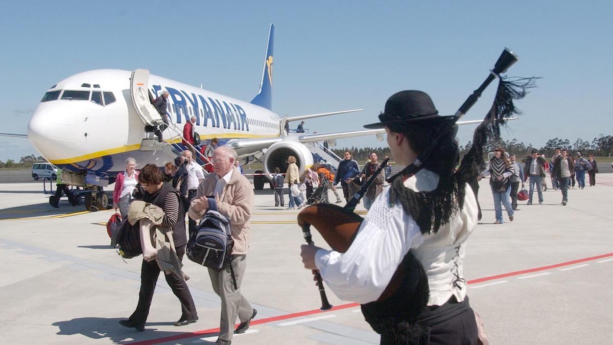 Foto de archivo de un gaiteiro recibiendo a los pasajeros de un vuelo de Ryanair en Lavacolla.