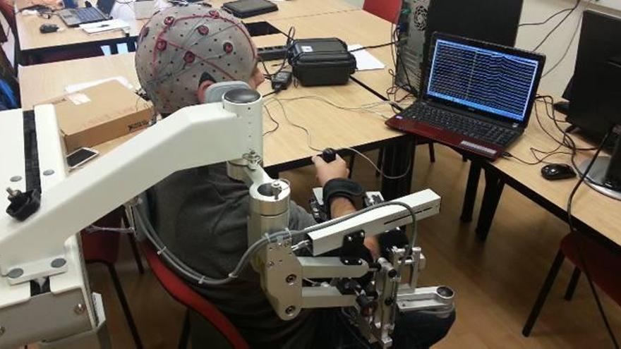 Cinco pacientes han trabajado ya con el cerebro-máquina.