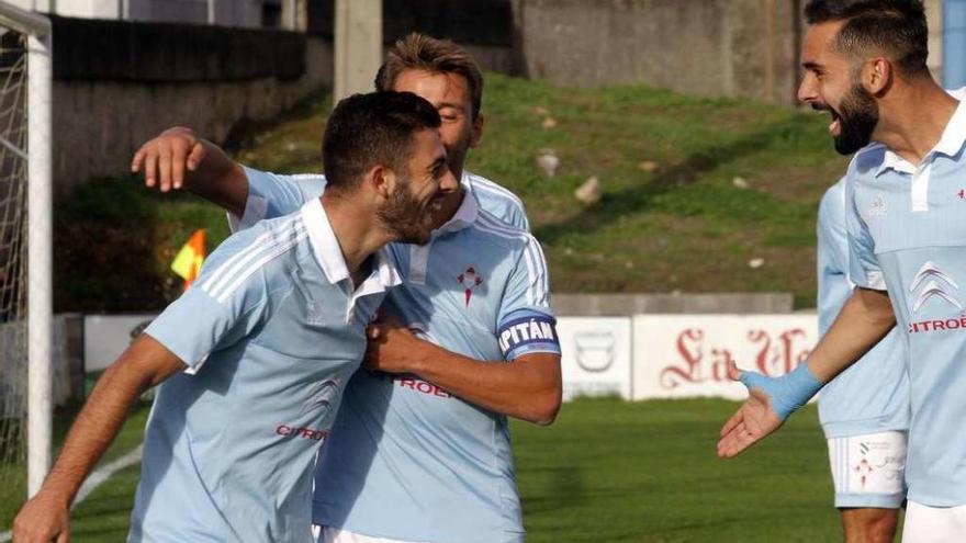 Los jugadores del Celta B celebran uno de sus cinco goles al Izarra la pasada jornada. // José Lores