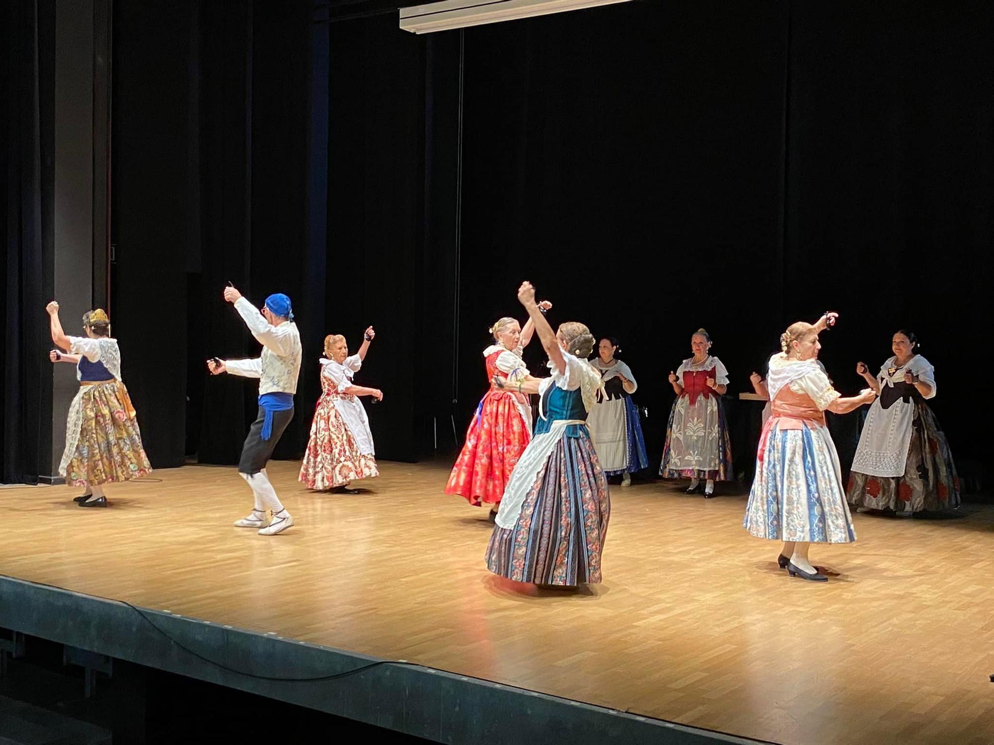 Exhibición de bailes valencianos del grupo de baile gent gran.jpg