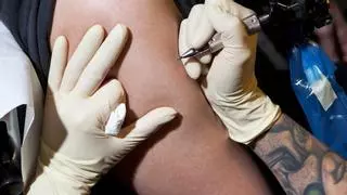 Un tatuador abusó sexualmente de una niña de 15 años mientras su madre la esperaba fuera