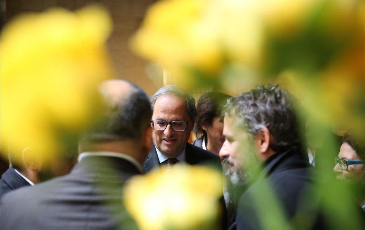 Quim Torra saluda a las asociaciones que han visitado con rosas la Generalitat por Sant Jordi.