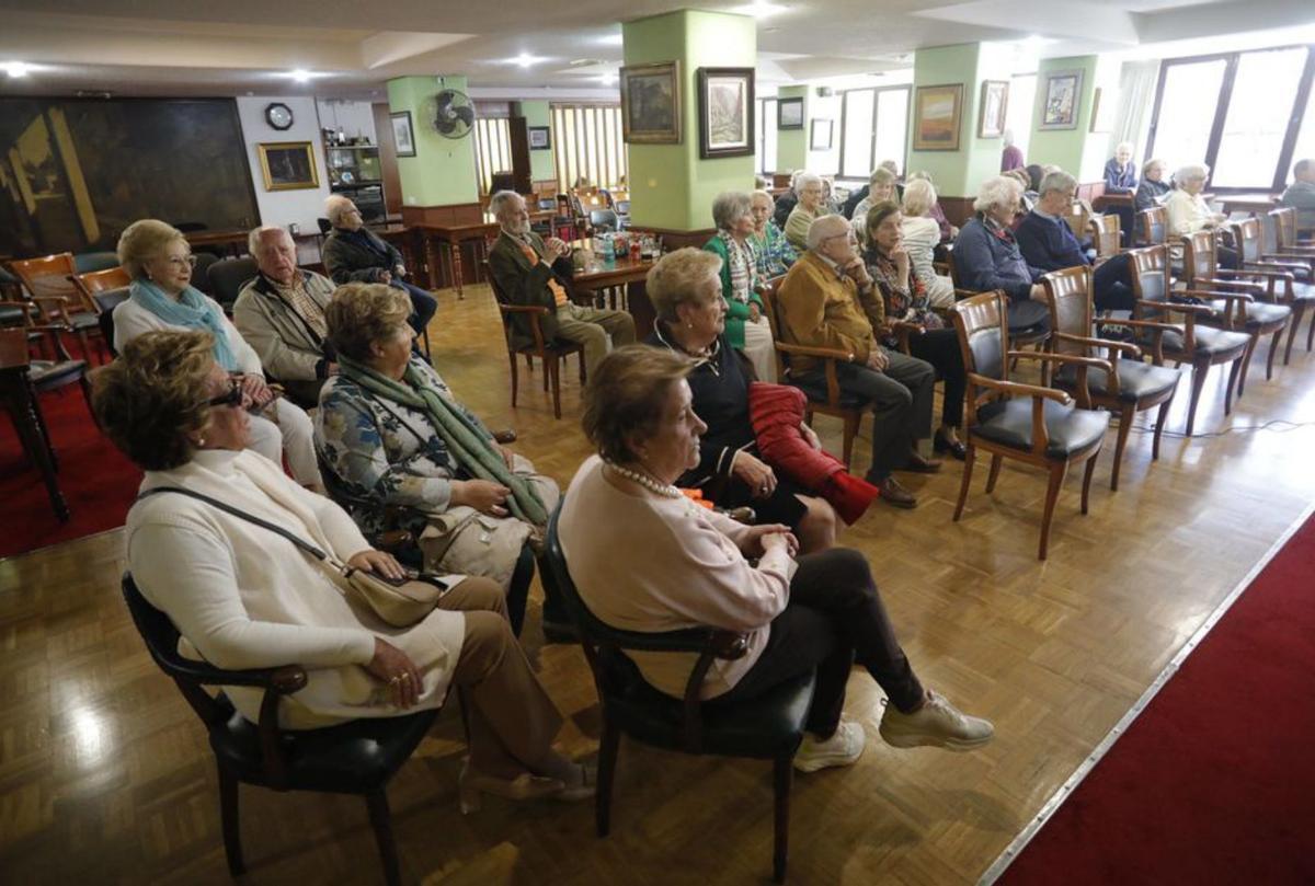 Asistentes a la asamblea de ayer en el Casino. | R. Solís