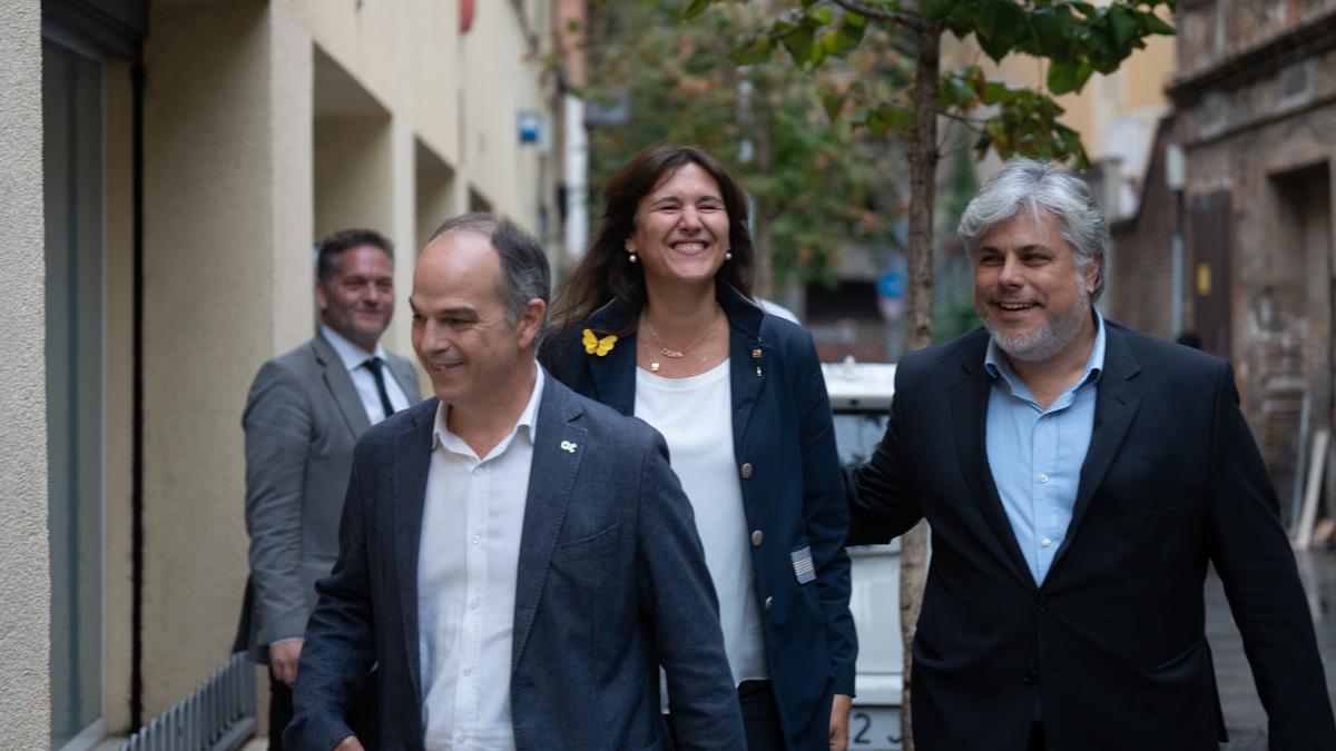 El secretario general de Junts, Jordi Turull; la presidenta de Junts, Laura Borràs y el líder del partido en el Parlament, Albert Batet, antes de que termine la votación de Junts, en las puertas de la sede de la formación.