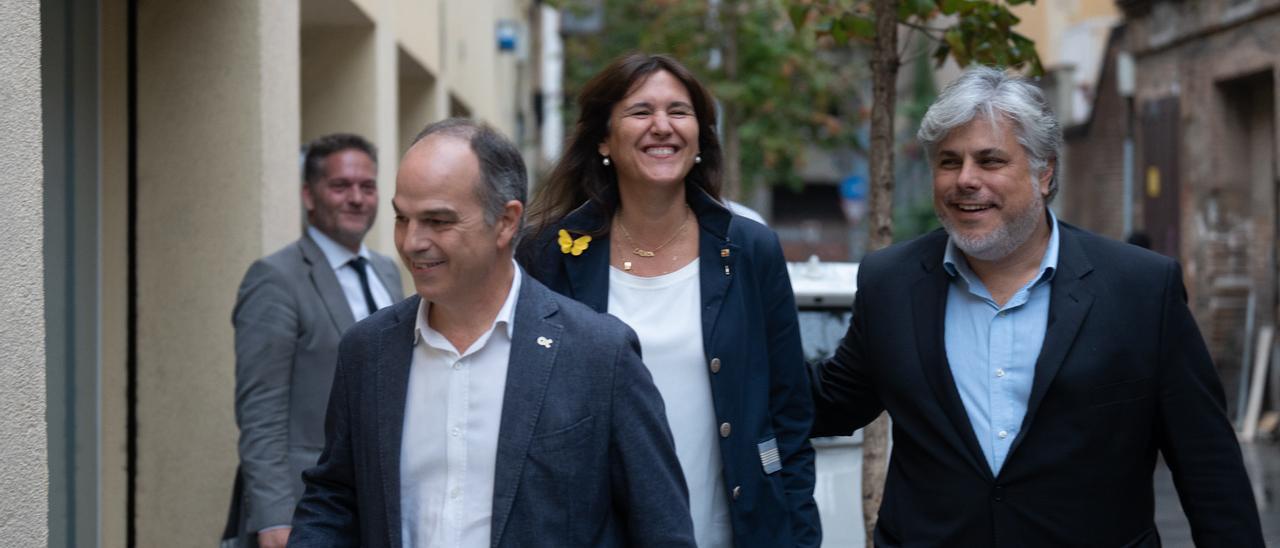 El secretario general de Junts, Jordi Turull; la presidenta de Junts, Laura Borràs y el líder del partido en el Parlament, Albert Batet, antes de que termine la votación de Junts, en las puertas de la sede de la formación.