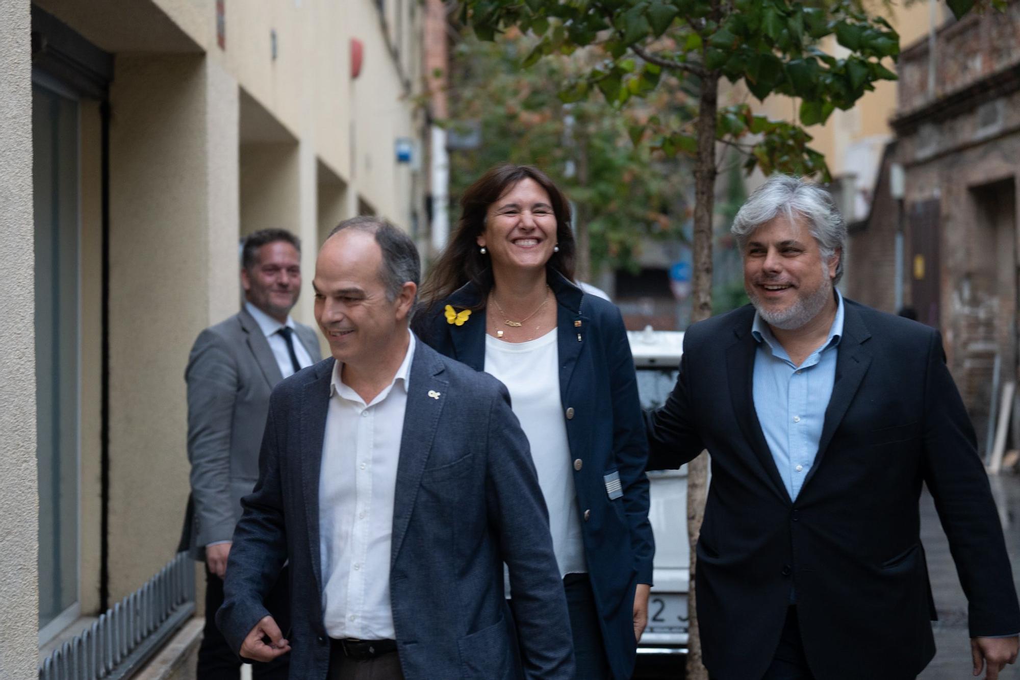 El secretario general de Junts, Jordi Turull; la presidenta de Junts, Laura Borràs y el líder del partido en el Parlament, Albert Batet, antes de que termine la votación de Junts, en las puertas de la sede de la formación.