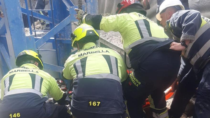 Efectivos de los Bomberos de Marbella durante las intervenciones de un rescate en San Pedro Alcántara.