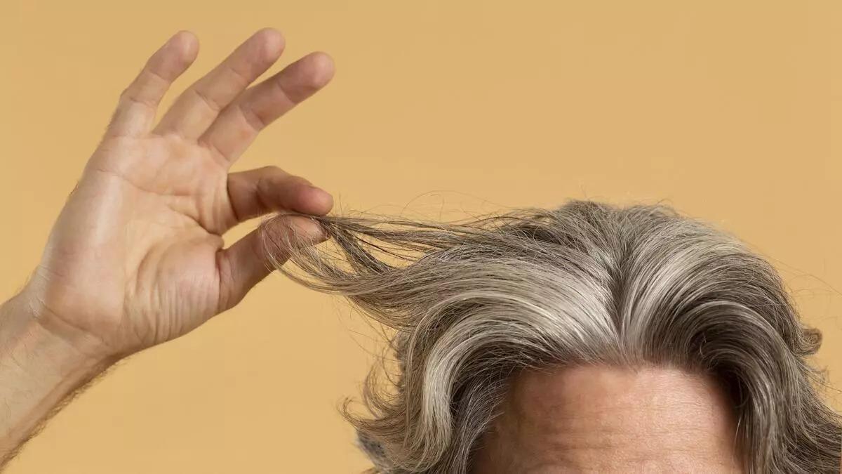 Una cabello con canas.